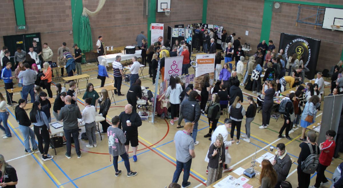 Picture of a crowd at a SERC PBL Expo